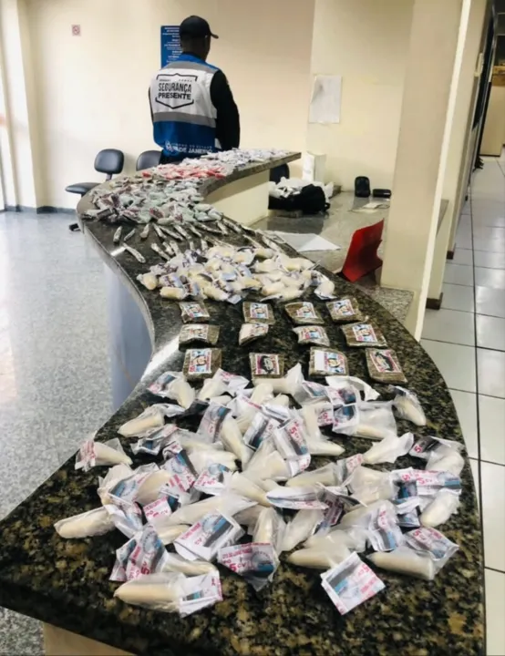 Mochila continha 283 pinos de cocaína, 42 trouxinhas de maconha e 30 embalagens de crack