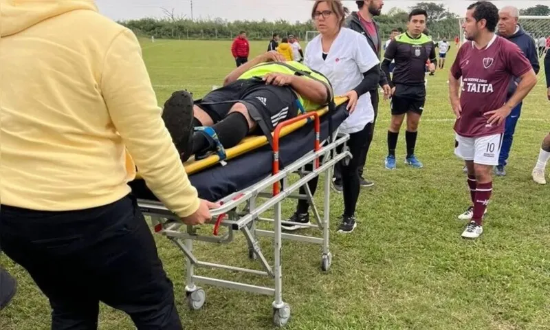 O árbitro foi levado imediatamente para o hospital