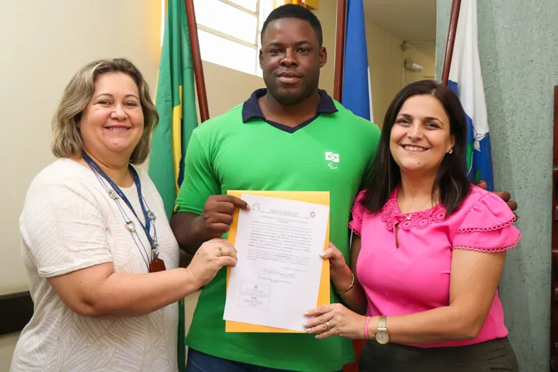 Emanuel Victor recebe a certificação