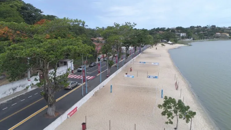 Agentes da Guarda Municipal e da Defesa Civil removeram o cadáver da água