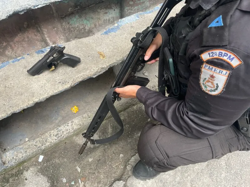 Pistola apreendida com o suspeito