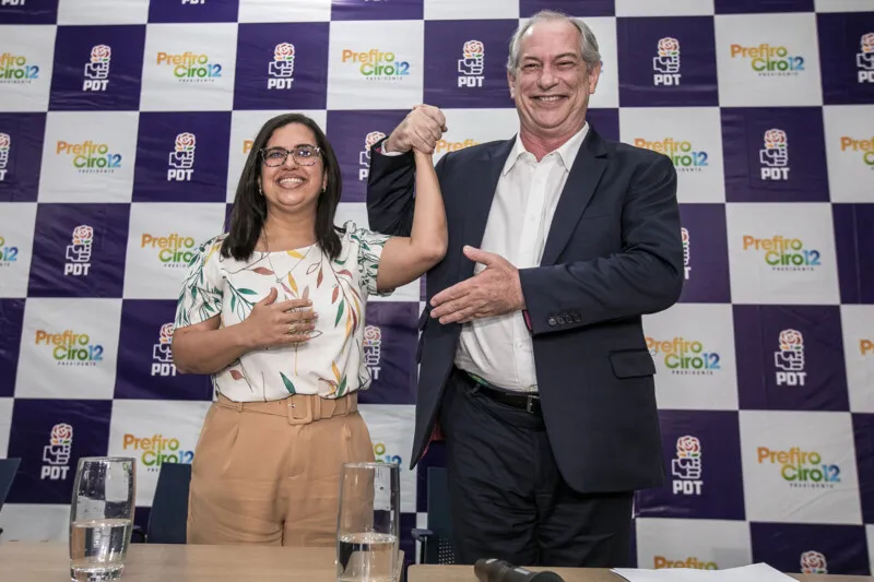 Anúncio foi feito em coletiva de imprensa no último dia para definição de chapas