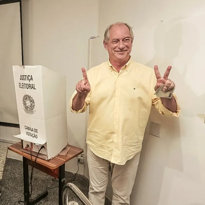 Ciro compareceu à sua seção eleitoral no Ceará por volta das 10h40