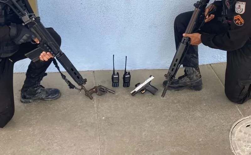 Duas armas e dois aparelhos de rádio foram apreendidos com a dupla
