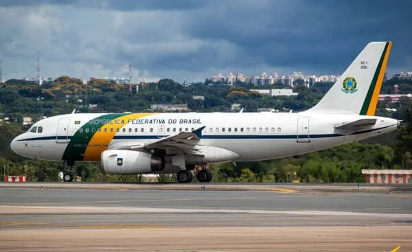 O avião presidencial consegue fazer o voo até Orlando sem escalas