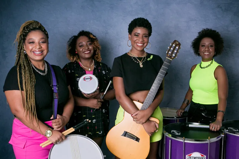 O grupo é composto por quatro mulheres ritmistas de escolas de samba