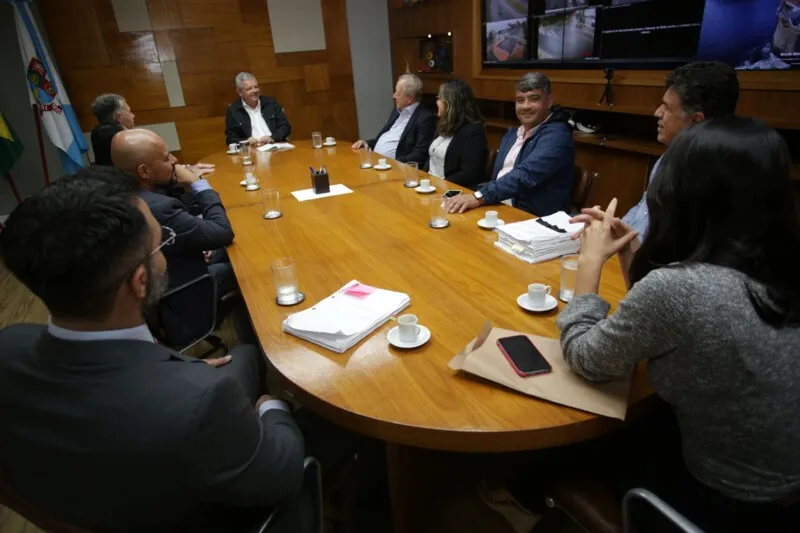 O prefeito de Niterói, Axel Grael, realizou uma reunião com representantes da Companhia Docas do Rio de Janeiro (CDRJ)