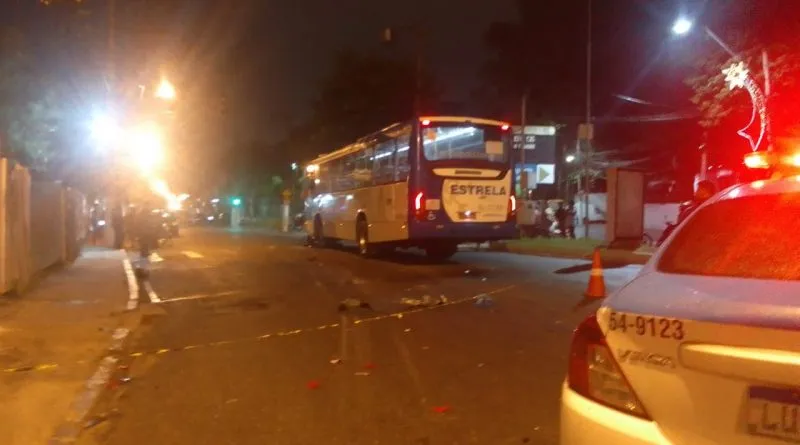 O motorista do ônibus foi levado para a 78DP, no Fonseca, para prestar depoimento