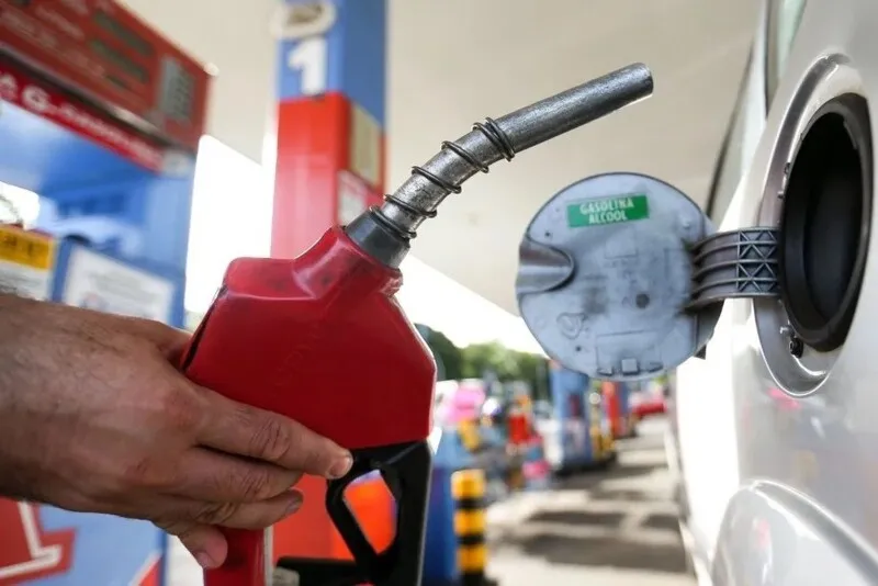 Para a gasolina A, o preço médio de venda da Petrobras para as distribuidoras passará de R$ 3,28 para R$ 3,08 o litro