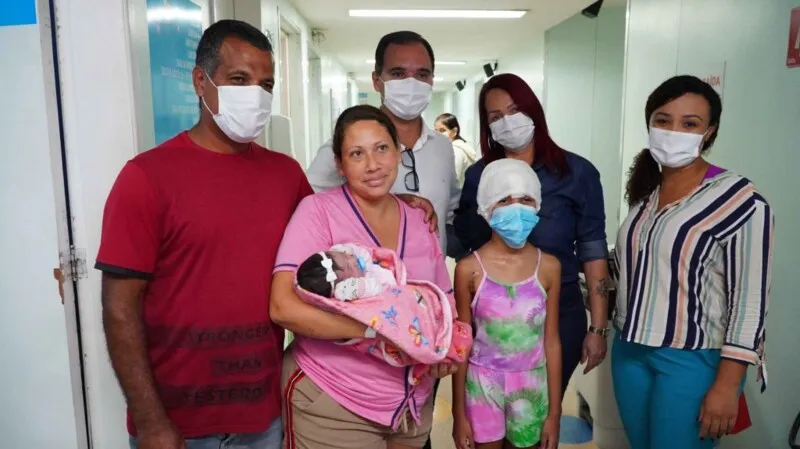 Paula, de 34 anos, e as duas filhas receberam alta hospitalar e passam bem - Foto: Prefeitura de São Gonçalo