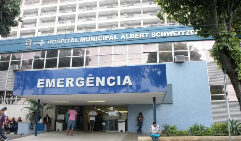 Vítima foi socorrida ao Hospital Municipal Albert Schweitzer, em Realengo