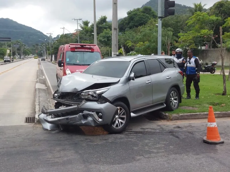 Frente do veículo ficou totalmente destruída