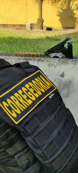 Policiais também apreenderam pistolas e munição