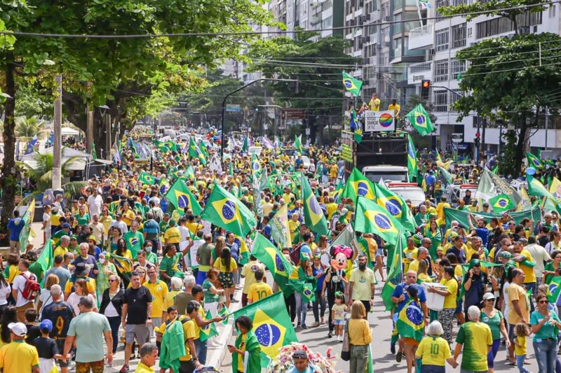 Multidão tomou conta da rua da Praia de Icaraí