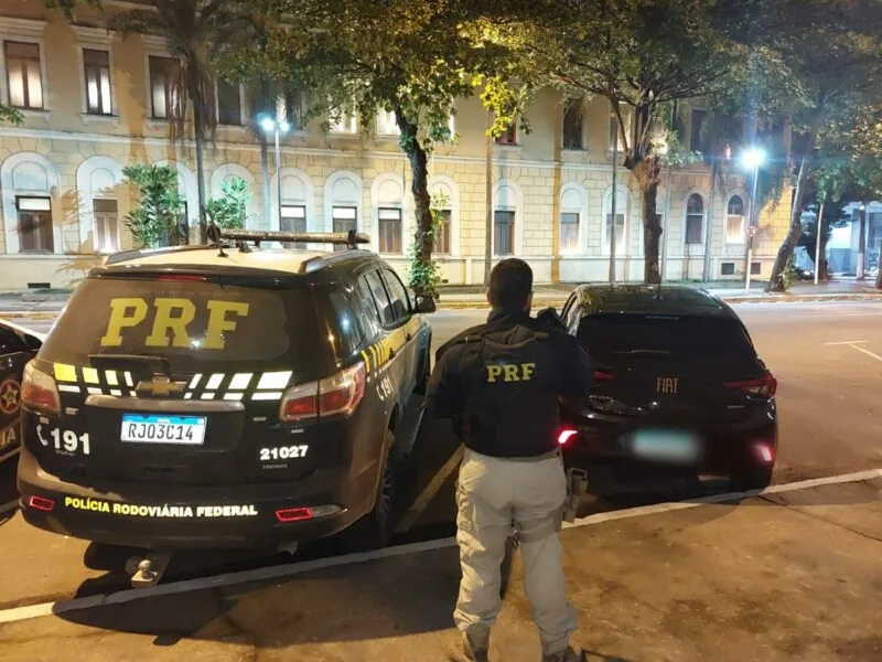 Imagem ilustrativa da imagem PRF apreende veículo com placa adulterada na BR-101