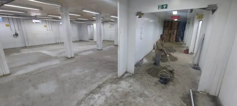 A sala amarela está recebendo novo piso, pintura e revisão e manutenção nas redes de energia, água, oxigênio e aparelhos de ar condicionado