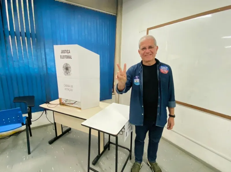 Chico votou na Faculdade de Engenharia da UFF e depois acompanhou o candidato ao governo do estado Rodrigo Neves