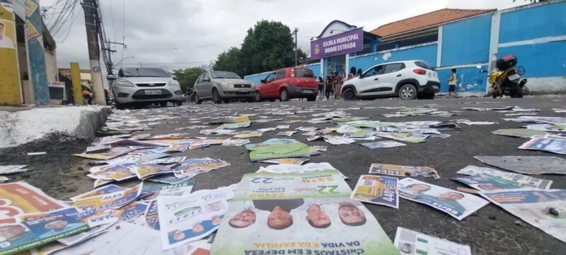 Em avenida no Mutuá, paisagem já está tomada por "santinhos" antes mesmo do fim do dia de eleições