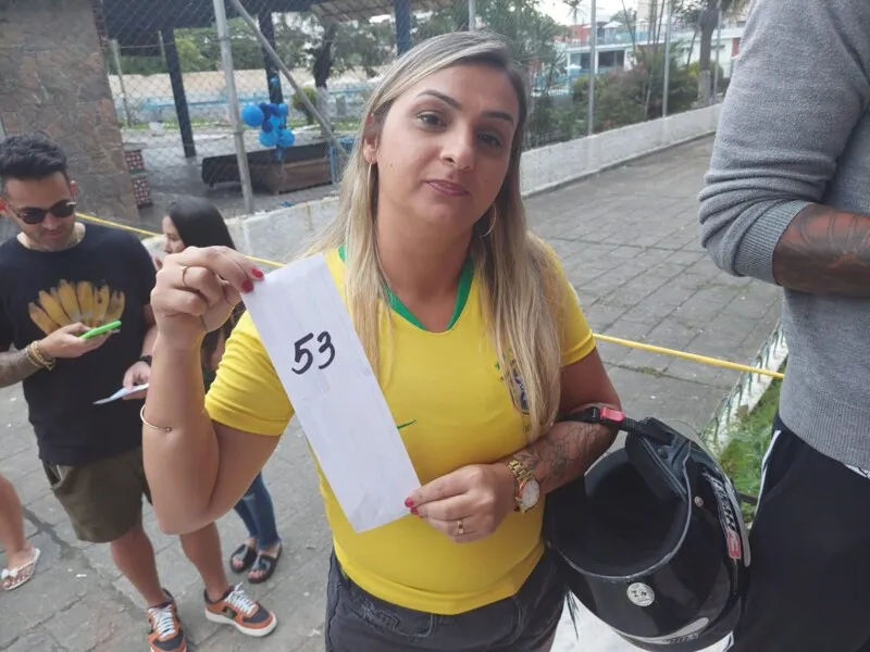 Quem estava no local de votação às 17h recebeu uma senha e poderá votar.