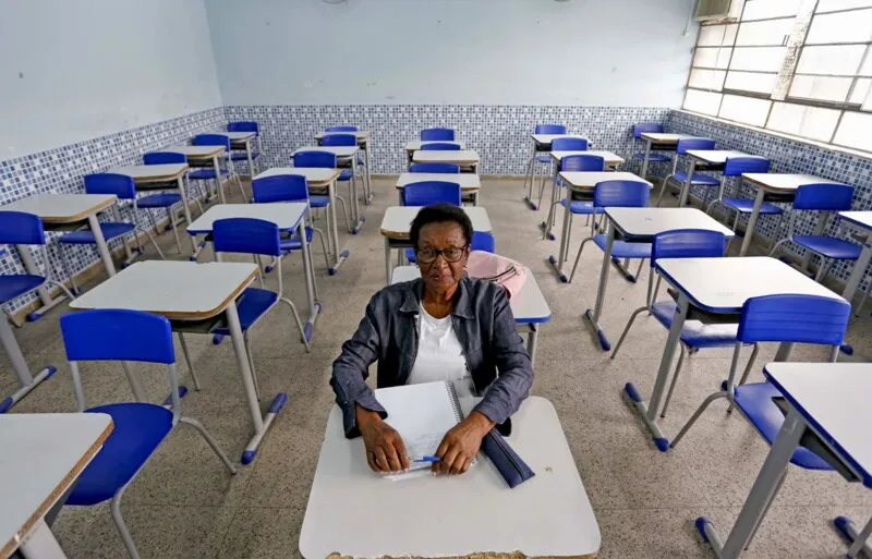 Dona Naná é a aluna mais idosa matriculada no Ensino de Jovens e Adultos e decidiu voltar às salas de aula para incentivar um neto que havia desistido de estudar