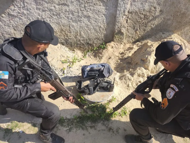 Durante a operação os PM's apreenderam farto material da Milícia local