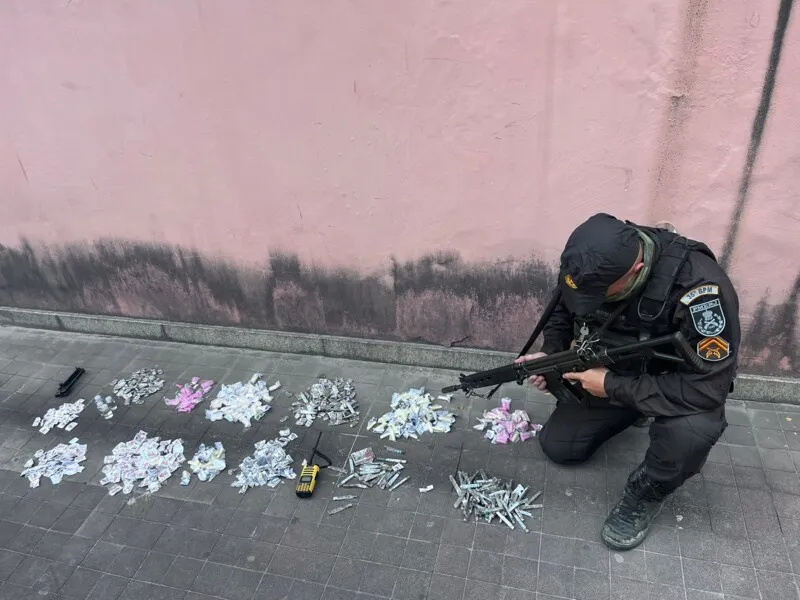 Durante ação, policiais também apreenderam drogas e radiocomunicador