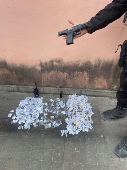 Drogas e arma também foram apreendidas pelos agentes do 35° BPM