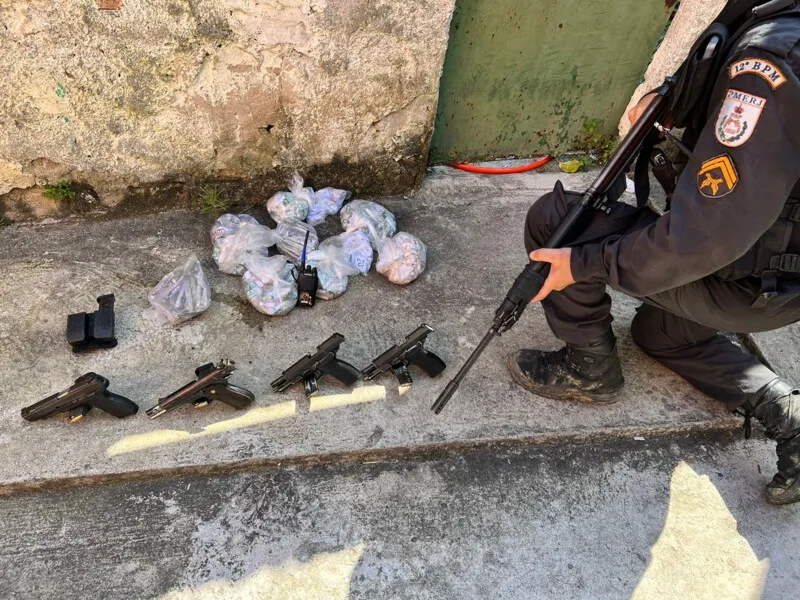 Armas e drogas foram apreendidas após o confronto
