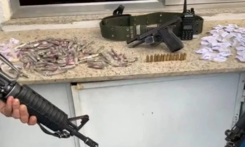 Com o criminoso foram apreendidos um rádio transmissor, um cinto de guarnição, uma pistola e drogas