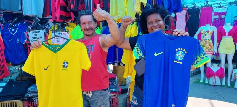 Taís e Francisco, que trabalham juntos em uma barraca da Rua da Feira, estão aguardando um aumento nas vendas com o início dos jogos do Brasil