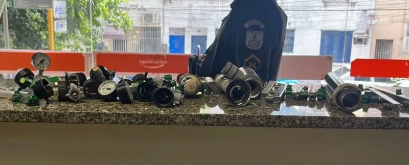 Com os suspeitos foram apreendidos oito manômetros e 21 peças metálicas