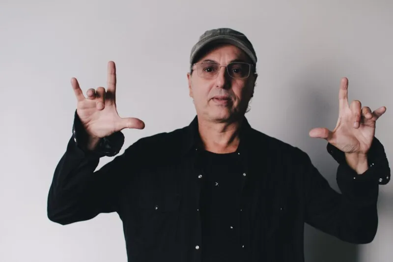 Zeca Baleiro fecha programação de aniversário de Niterói com show gratuito no sábado (26)