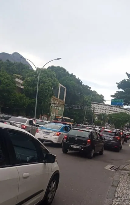 Motoristas que passavam pelo túnel Rafael Mascarenhas, na Gávea, se assustaram com um intenso tiroteio no local