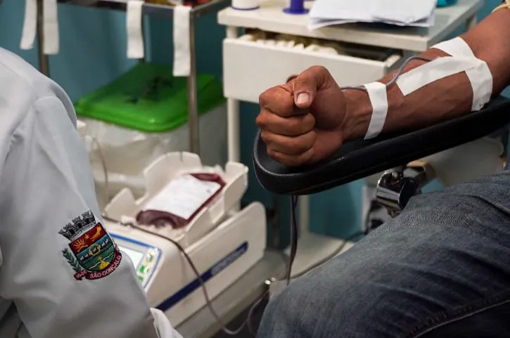 Os candidatos à doação de sangue passam por uma triagem e os funcionários avaliam se a pessoa está apta para a doação