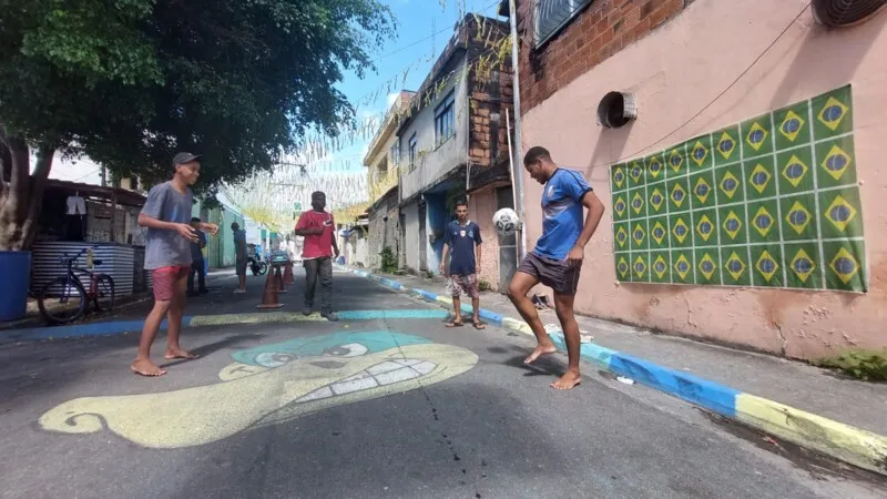 Gonçalenses se reúnem para torcer e celebrar futebol brasileiro na Copa com enfeites e pinturas de rua em São Gonçalo