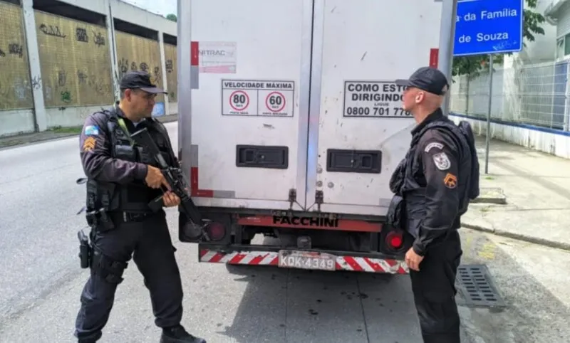 Polícia recupera caminhão com carga de frios avaliada em R$ 14 mil
