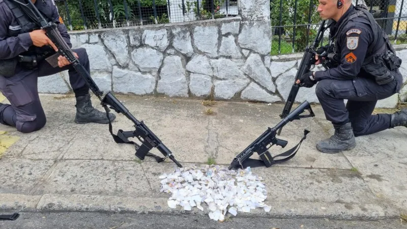 Fuzis foram apreendidos com o acusado