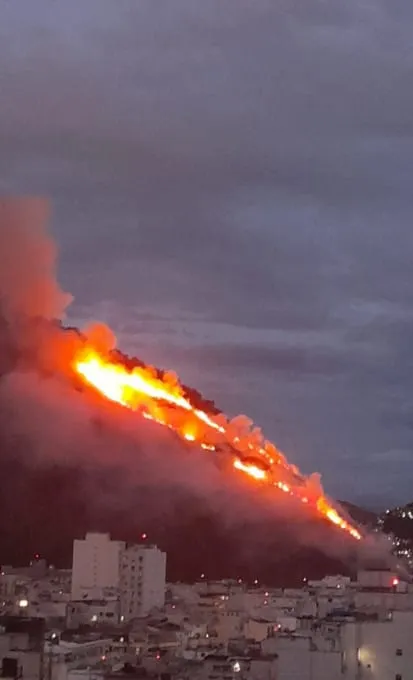 Morro em Copacabana é atingido por incêndio