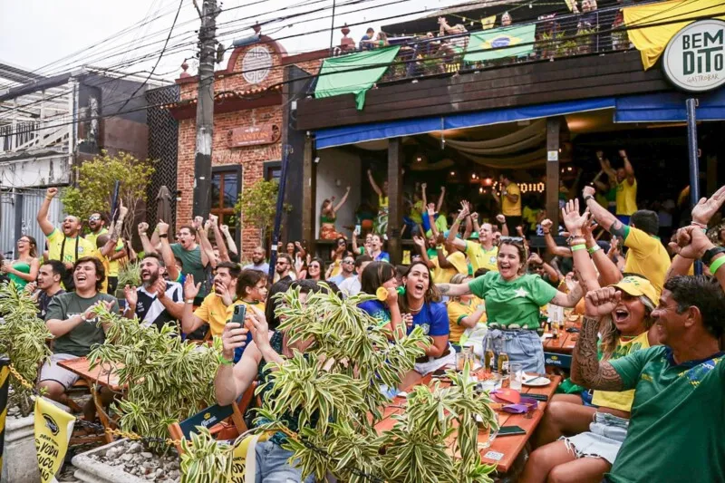 Torcedores espantaram o nervosismo com os quatro gols brasileiro no primeiro tempo