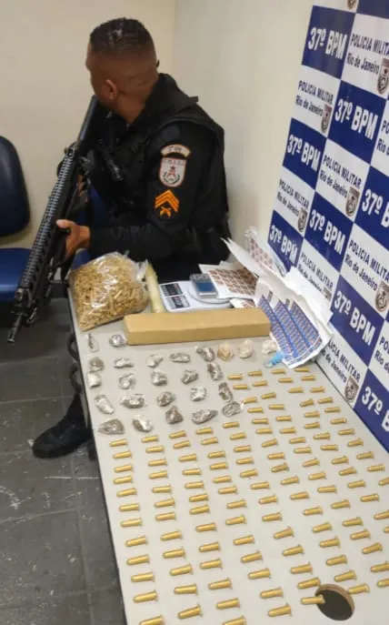 Foram encontrados 133 pinos de cocaína, maconha, crack, balanças de precisão, etiquetas e pinos vazios