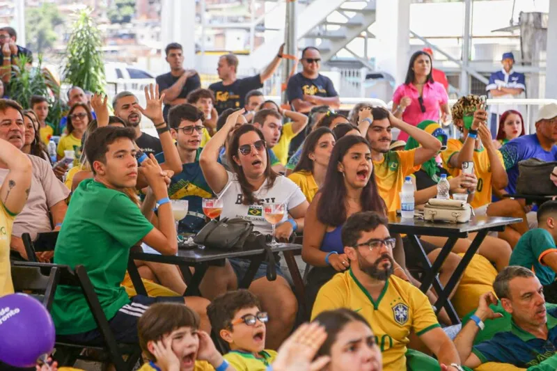 Imagem ilustrativa da imagem Torcedores em Niterói se preocupam com Brasil após primeiro tempo tenso