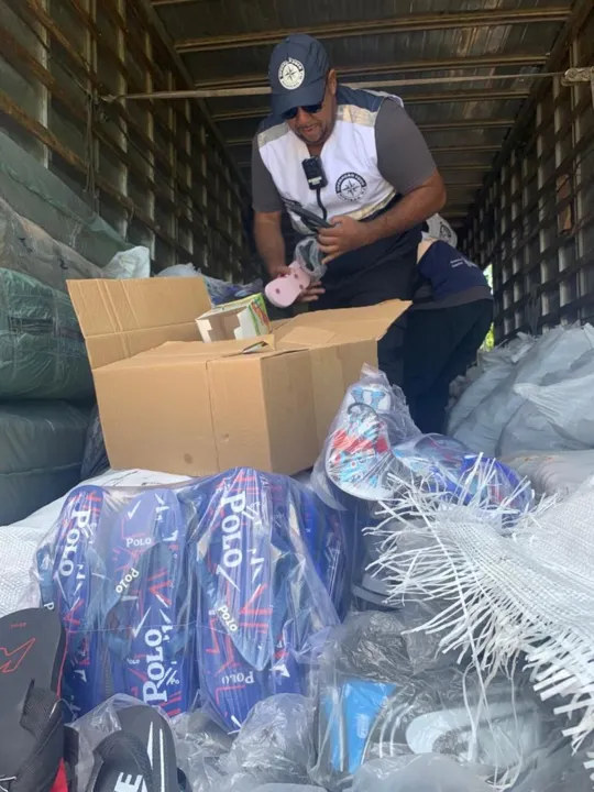 Mais de 12 mil pares de chinelos com indícios de falsificação são apreendidos em posto fiscal na BR-040