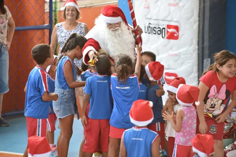 As crianças mal podiam disfarçar a ansiedade e a alegria na hora de falar com o Papai Noel e receber os presentes