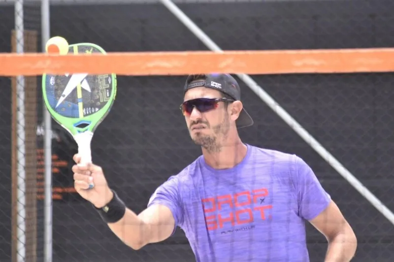 Ralff Abreu, nascido em Niterói, em fevereiro de 1983, foi tenista e começou no Beach Tennis em 2011