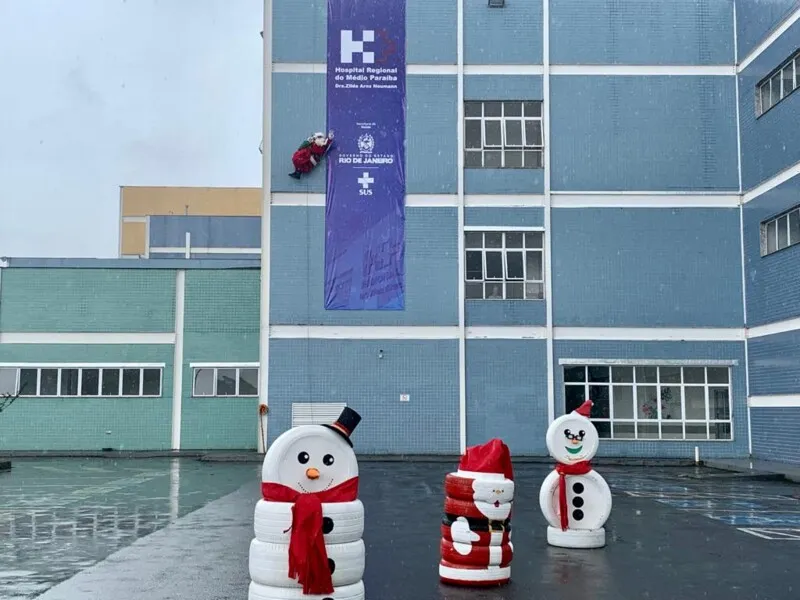 Papai Noel visita hospitais da rede estadual e desce de rapel no Zilda Arns