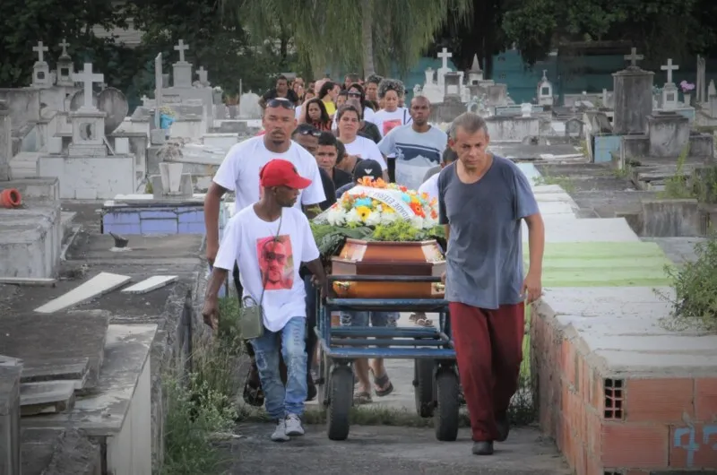Policiais estão apurando autoria e motivação do crime
