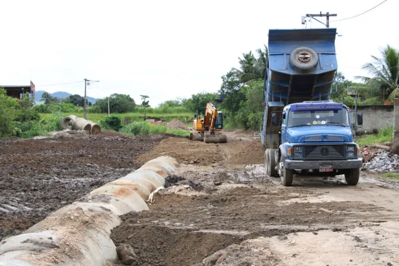 Estão sendo instalados aproximadamente 100 metros de tubos de concreto na canalização