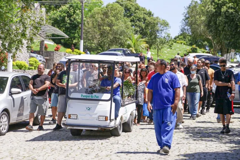Sepultamento aconteceu no Pacheco, em São Gonçalo, na tarde desta segunda (16/01)