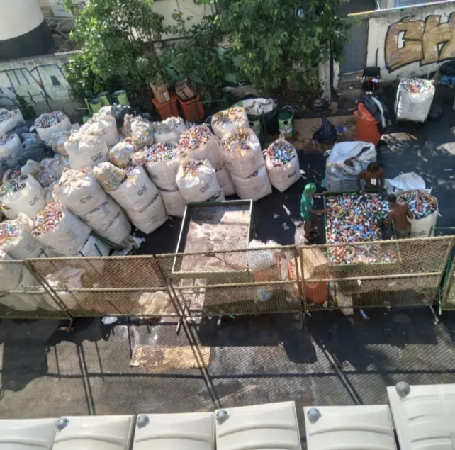 Imagem ilustrativa da imagem Ação com catadores coleta 6,2 toneladas de latinhas no Carnaval da Sapucaí