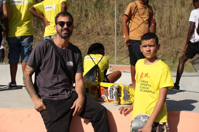 Jovens e crianças do Caramujo, Niterói, receberam a visita do Bob Burnquist e DJ Marlboro